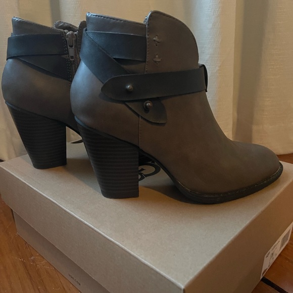 XOXO Grey booties - Picture 2 of 3